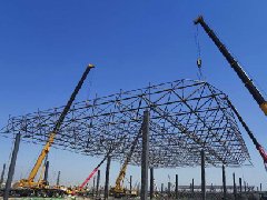 中国重汽重卡车间网架吊装项目工程实拍
